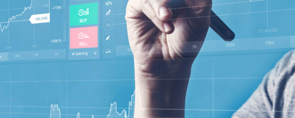 data analyst financier écrivant sur son tableau
